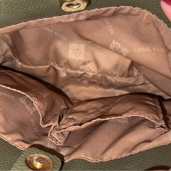 Chic Green Tote with Gold Accents - Picture 3 of 8